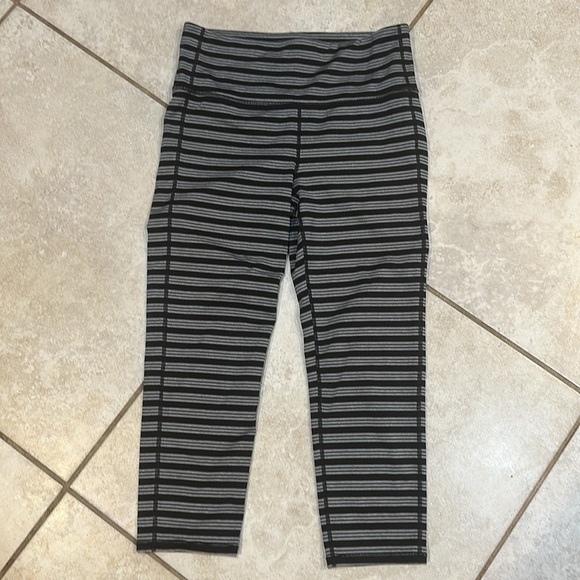 Athleta Chaturanga Striped Crop Athletic Leggings M - Picture 5 of 8